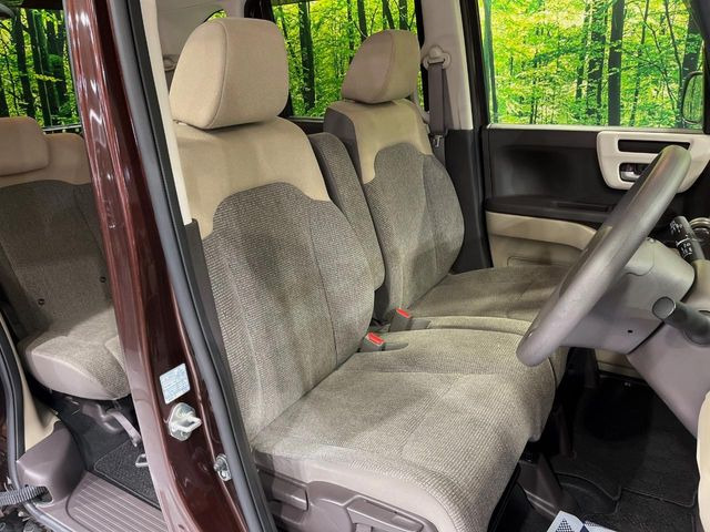 運転席まわりには十分なスペースがあり、大柄な方でもゆったり運転していただける環境です。