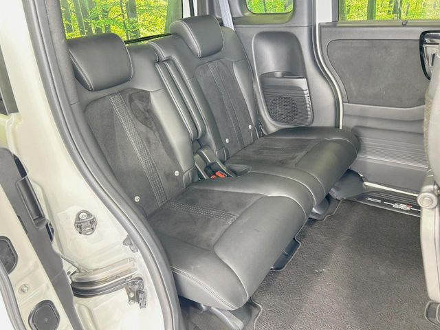 後部座席も気になるようなキズ・汚れやへたり等、大きなダメージはなく、良好な状態です。