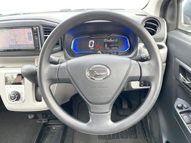 �C���e���A�ɍ��킹���f�U�C���̃X�e�A�����O�́A�^�]�������̂��Ƃ��l���A�^�]���₷���`��A�傫���ł��B�����x�A���ۂɐG���Ă��m���߂��������B