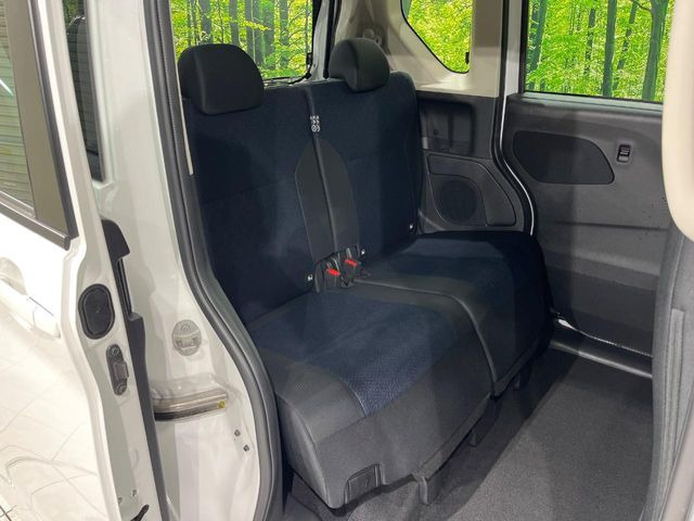 後部座席も気になるようなキズ・汚れやへたり等、大きなダメージはなく、良好な状態です。