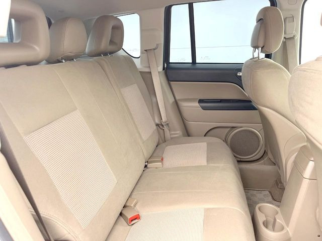 ●後部座席も気になるようなキズ・汚れやへたり等、大きなダメージはなく、良好な状態です。