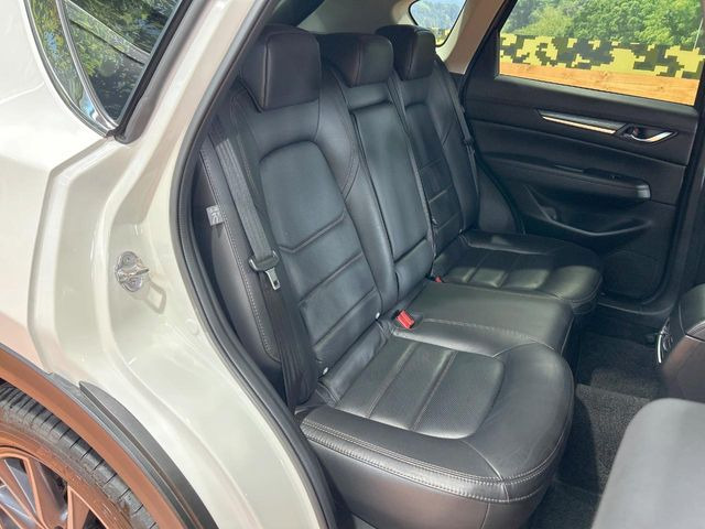 後部座席も気になるようなキズ・汚れやへたり等、大きなダメージはなく、良好な状態です。