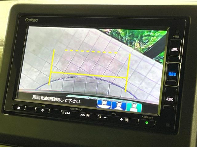 【バックカメラ】駐車時に後方がリアルタイム映像で確認できます。大型商業施設や立体駐車場での駐車時や、夜間のバック時に大活躍!運転スキルに関わらず、今や必須となった装備のひとつです!