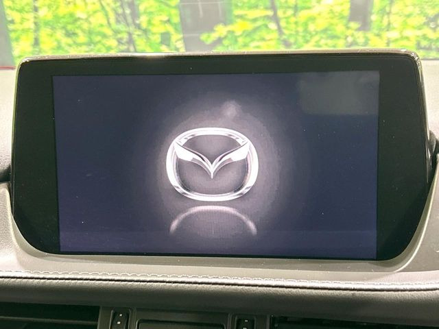 【8インチマツダコネクト】車内の雰囲気にマッチした大型のディスプレイ。スマホ接続でのナビ使用やBluetooth再生等、様々な機能が楽しめます。直感的なダイヤル操作が可能で、使い勝手も良好です。