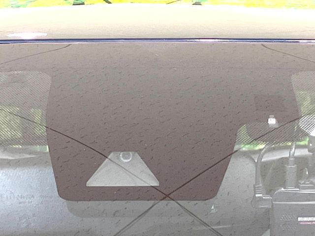 【トヨタセーフティセンス】走行中に前方の車両等を認識し、衝突しそうな時は警報とブレーキで衝突回避と被害軽減をアシスト。より安全にドライブをお楽しみいただけます。