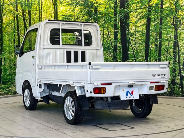 積み下ろしのしやすいデッキにはたっぷりと荷物を積み込んでいただけます。遊びから仕事まで、様々なシーンで頼れます♪