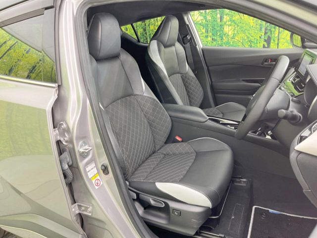 運転席シート廻りは使用感も少なく、良好な状態となっています。前オーナー様が丁寧に使っていたことがよくわかりますね。