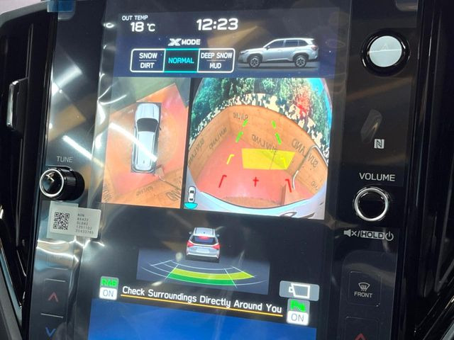 �y�}���`�e���C�����j�^�[�z�Ԃ̃t�����g��T�C�h�̃J�����摜�𓯎��Ƀ��j�^�[�\�����邱�ƂŁA���H�⋷�����𑖍s���ł����͂̏󋵊m�F���ł����S!�{�iSUV�ɂ��ꂵ�������ł���