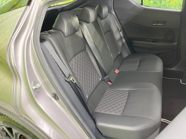 後部座席も気になる運転席シート廻りは使用感も少なく、良好な状態となっています。前オーナー様が丁寧に使っていたことがよくわかりますね。ようなキズ・汚れやへたり等、大きなダメージはなく、良好な状態です。