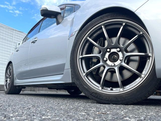 �yADVAN RACING �A���~�z�C�[���z��l�C���[�J�[�̃z�C�[���𑕔���y�ʁE���d�x�̃A���~�z�C�[���́A�n���h�����O�E�����ȂǁA����̎������サ�Ă���܂�