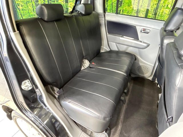後部座席も気になるようなキズ・汚れやへたり等、大きなダメージはなく、良好な状態です。