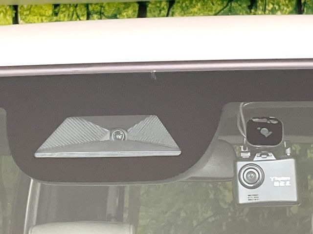 【ホンダセンシング】走行中に前方の車両等を認識し、衝突しそうな時は警報とブレーキで衝突回避と被害軽減をアシスト。より安全にドライブをお楽しみいただけます。