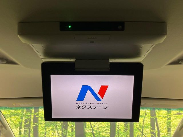 【フリップダウンモニター】大画面モニターで後席でもエンタメをお楽しみいただけます。小さなお子様にも大人気の装備です♪