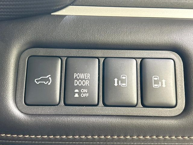 【両側パワースライドドア】スマートキーや運転席のスイッチで後席両側スライドドアの開閉が可能♪電動だから力を入れてドアを開ける必要が無く、小さなお子様でも簡単に開け閉めでき快適です♪