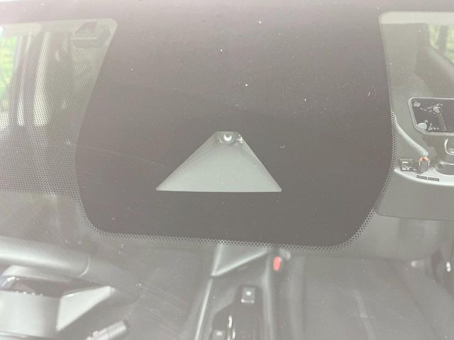 【エマージェンシーブレーキ】走行中に前方の車両等を認識し、衝突しそうな時は警報とブレーキで衝突回避と被害軽減をアシスト。より安全にドライブをお楽しみいただけます。