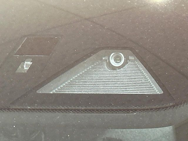 【スマートシティブレーキサポート】低速走行中に前方の車両等を認識し、衝突しそうな時は警報とブレーキで衝突回避と被害軽減をアシスト。より安全にドライブをお楽しみいただけます。