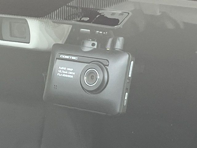 【ドライブレコーダー】安心・安全なカーライフに必須のドライブレコーダーを装備!走行中はもちろん、あおり運転や事故に遭遇した際の状況も映像で記録し、万一のリスクに備えます。