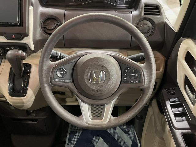 インテリアに合わせたデザインのステアリングは、運転される方のことも考え、運転しやすい形状、大きさです。是非一度、実際に触ってお確かめください。