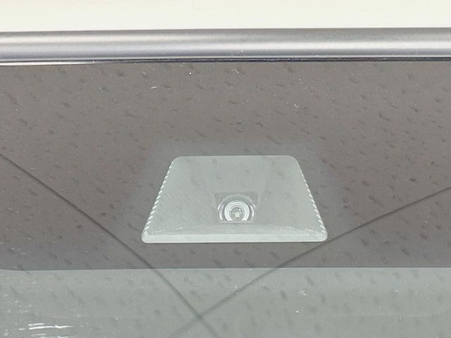 【ホンダセンシング】走行中に前方の車両等を認識し、衝突しそうな時は警報とブレーキで衝突回避と被害軽減をアシスト。より安全にドライブをお楽しみいただけます。