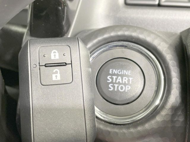 【キーレススタートシステム】カバンやポケットに入れたままでもドアの施錠・解錠が可能なスマートキーを装備。エンジンのオン・オフ時もカギを取り出す必要が無いからとっても便利です♪