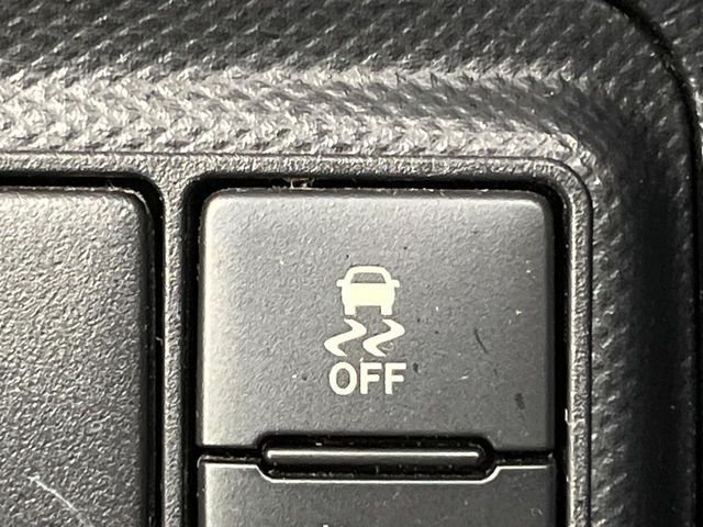 【横滑り防止装置】車両の横滑りを感知すると、自動的に車両の進行方向を保つように車両を制御します。雨の日など滑りやすい路面状況でも安全な運転が可能です。