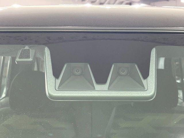 【スマートアシスト】走行中に前方の車両等を認識し、衝突しそうな時は警報とブレーキで衝突回避と被害軽減をアシスト。より安全にドライブをお楽しみいただけます。