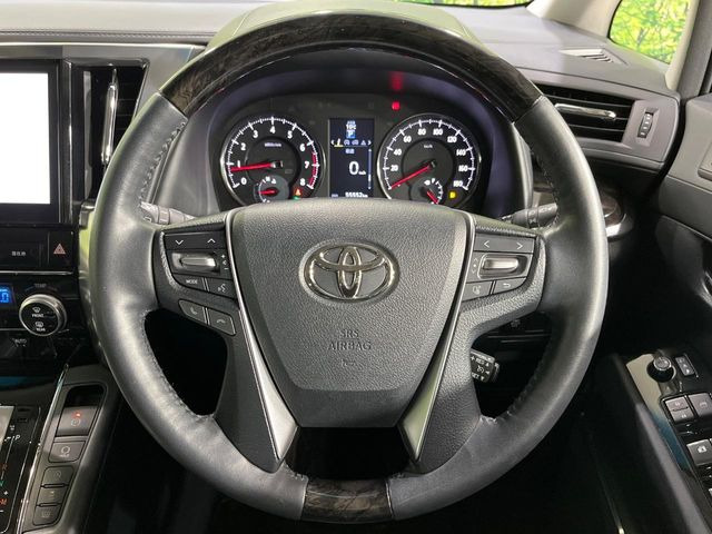 【ウッドコンビステアリング】高級感ある木目調パーツを採用した手に良く馴染むコンビハンドル。運転席廻りの雰囲気も一気に豪華になります!