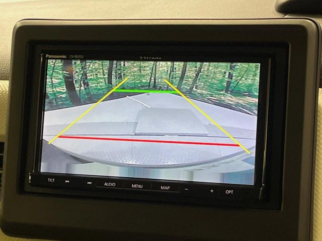【バックカメラ】駐車時に後方がリアルタイム映像で確認できます。大型商業施設や立体駐車場での駐車時や、夜間のバック時に大活躍!運転スキルに関わらず、今や必須となった装備のひとつです!