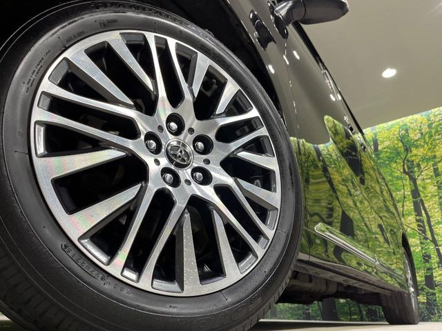 【グレード専用純正18インチアルミホイール】デザイン性の高い純正アルミホイールを装着しております。各種社外アルミホイールや、スタッドレスタイヤも取扱いしております。是非ご相談ください♪
