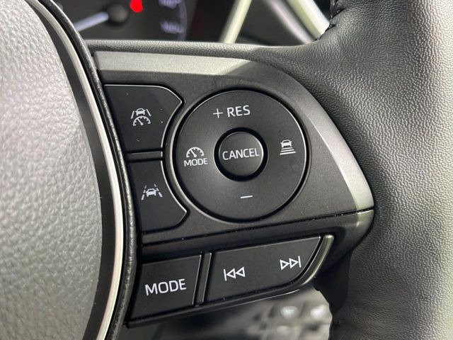 【レーダークルーズコントロール】高速道路での長距離走行が楽に!!自動で速度を保つクルーズコントロールが、衝突軽減システムと連携し、前方の車両を感知して車間を保つように速度調節してくれます!!