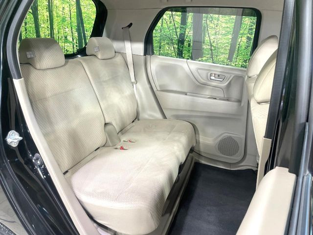 後部座席も気になるようなキズ・汚れやへたり等、大きなダメージはなく、良好な状態です。