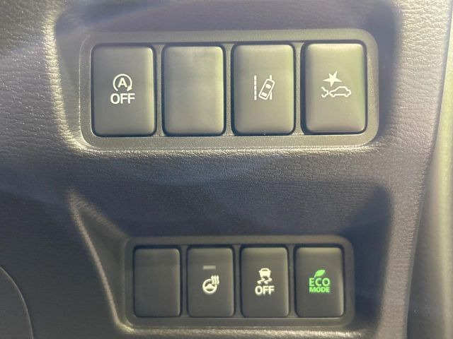 【三菱e-Assist】走行中に前方の車両等を認識し、衝突しそうな時は警報とブレーキで衝突回避と被害軽減をアシスト。より安全にドライブをお楽しみいただけます。