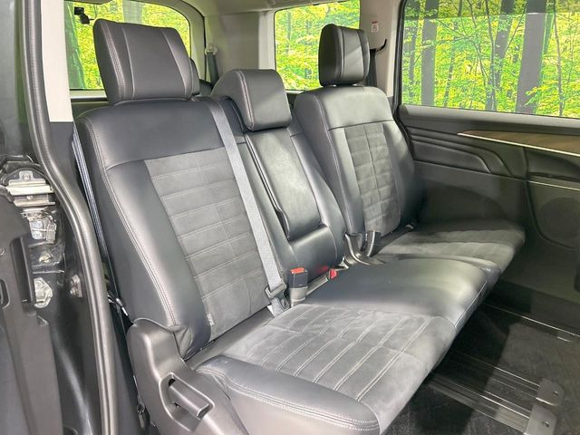 広々とした2列目シートは居住性が高く、居心地も快適!友達や家族とのお出かけにぴったりです。ベビーシートやチャイルドシート使用時も快適にお過ごしいただける十分な空間を確保しています。