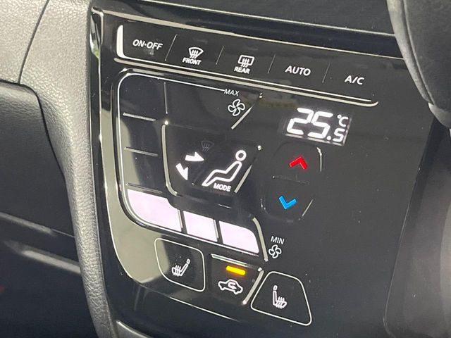 【オートエアコン】一度お好みの温度に設定すれば、車内の温度を検知し風量や温度を自動で調整。暑い…寒い…と何度もスイッチ操作をする必要はありません。快適な車内空間には必須の機能ですね♪