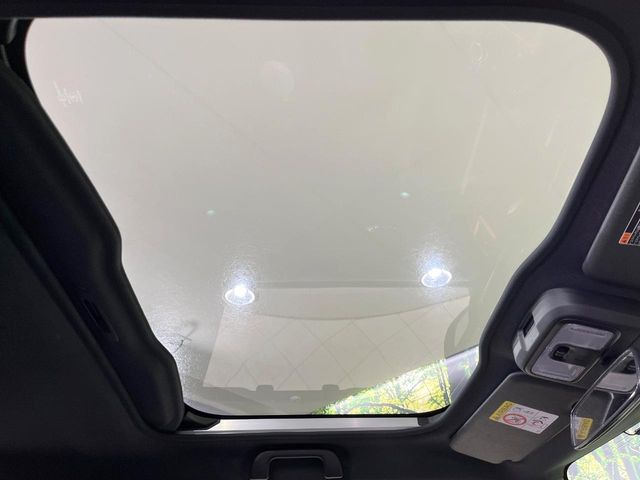 【ガラスルーフ】ガラスルーフ搭載で車内の解放感が一気にアップ!開放的なドライブをお楽しみいただけます。