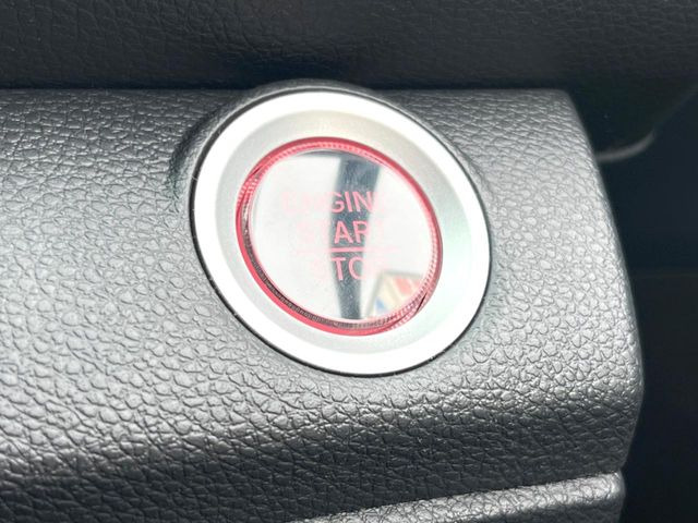 【Hondaスマートキー】カバンやポケットに入れたままでもドアの施錠・解錠が可能なスマートキーを装備。エンジンのオン・オフ時もカギを取り出す必要が無いからとっても便利です♪