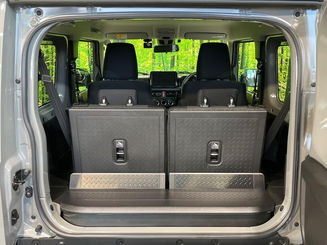 普段のお買い物や通勤、送迎等に十分な荷室スペースを確保しております。セカンドシートを倒すと、大きな荷物の積載も可能です♪