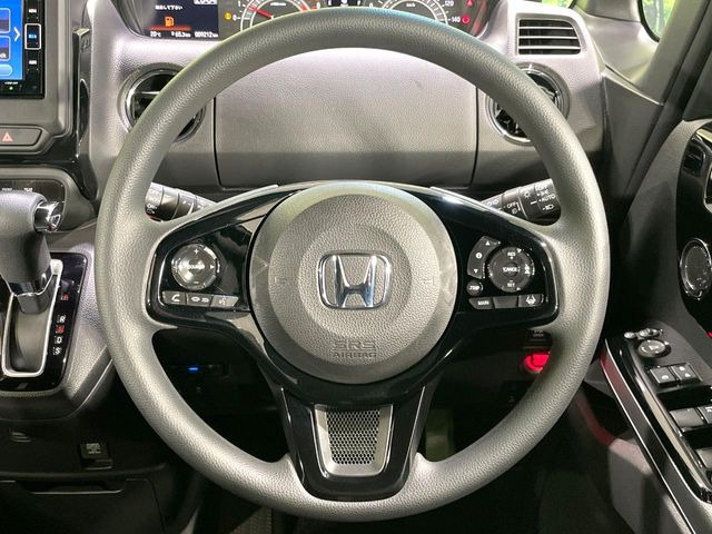 �C���e���A�ɍ��킹���f�U�C���̃X�e�A�����O�́A�^�]�������̂��Ƃ��l���A�^�]���₷���`��A�傫���ł��B�����x�A���ۂɐG���Ă��m���߂��������B