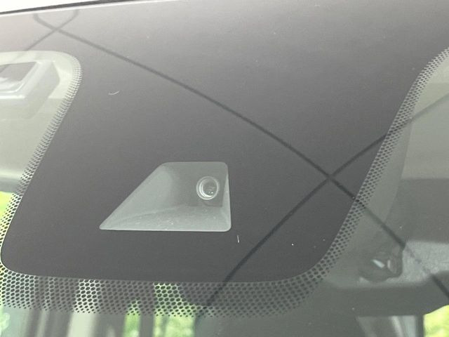 【エマージェンシーブレーキ】走行中に前方の車両等を認識し、衝突しそうな時は警報とブレーキで衝突回避と被害軽減をアシスト。より安全にドライブをお楽しみいただけます。