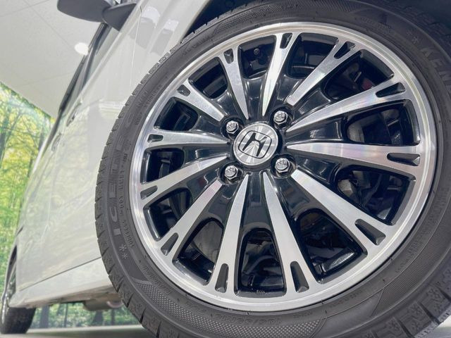 【純正15インチアルミホイール】外観にマッチした純正アルミホイールを装着しております。各種社外アルミホイールや、スタッドレスタイヤも取扱いしております。是非ご相談ください♪