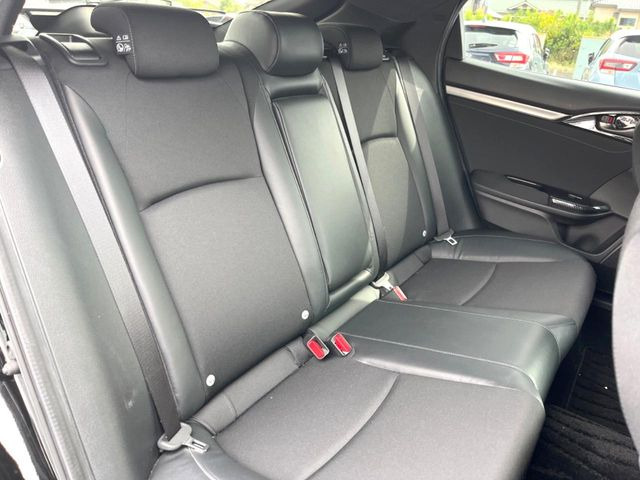 後部座席も気になるようなキズ・汚れやへたり等、大きなダメージはなく、良好な状態です。