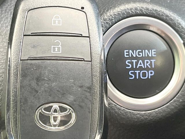 【スマートキー】カバンやポケットに入れたままでもドアの施錠・解錠が可能なスマートキーを装備。エンジンのオン・オフ時もカギを取り出す必要が無いからとっても便利です♪