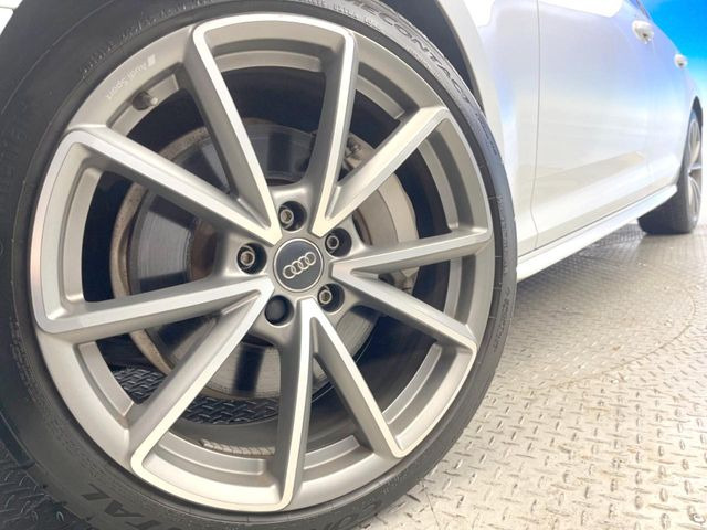 ●純正19インチアルミホイール:輸入車ならではの卓越した走りを支えるホイールと足回りです!日本車の走りに慣れている方にもぜひ体感して頂きたいほど、高いレベルでまとまっています!