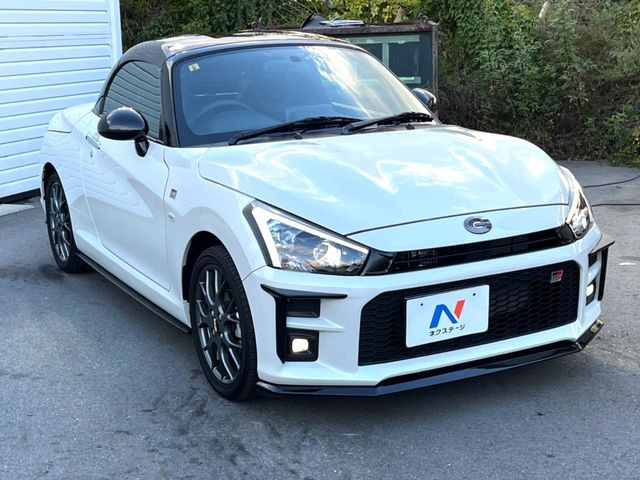 高透明度のガラス皮膜で撥水はもちろん、上質なツヤ・光沢を実現。紫外線や酸性雨から大切な愛車を保護し、色あせ・劣化を防止。「弾スプラッシュコート」、「弾プリミッサコート」からお選びいただけます。