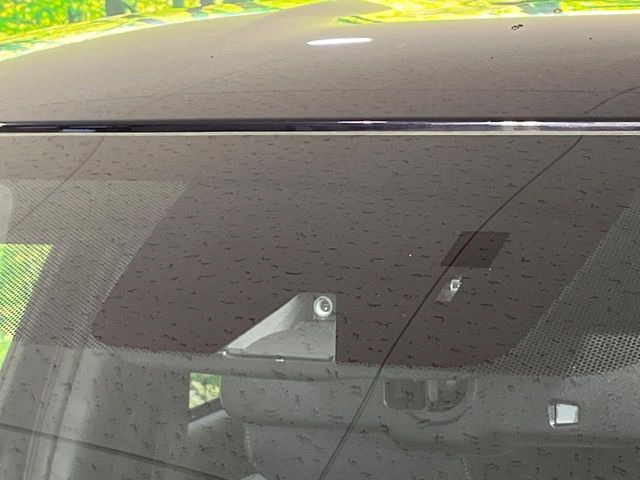 【三菱e-Assist】走行中に前方の車両等を認識し、衝突しそうな時は警報とブレーキで衝突回避と被害軽減をアシスト。より安全にドライブをお楽しみいただけます。