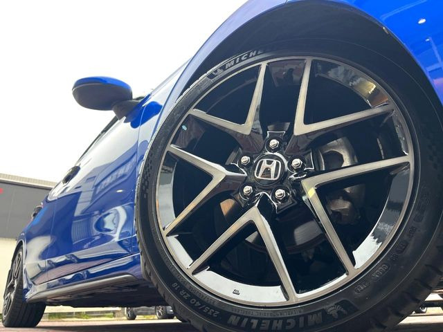 【純正18インチアルミホイール】外観にマッチした純正アルミホイールを装着しております。各種社外アルミホイールや、スタッドレスタイヤも取扱いしております。是非ご相談ください♪