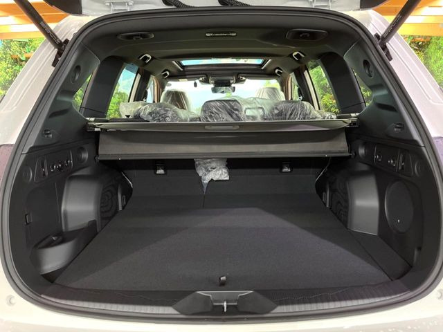 ���i�̂���������ʋ΁A���}���ɏ\���ȉ׎��X�y�[�X���m�ۂ��Ă���܂��B�Z�J���h�V�[�g��|���ƁA�傫�ȉו��̐ύڂ��\�ł���