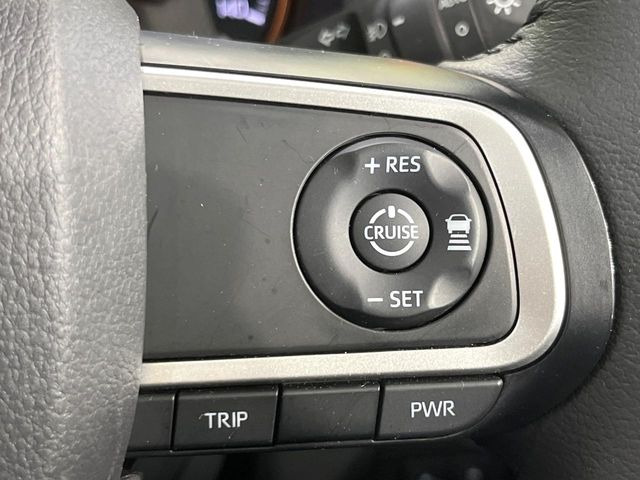 【アダプティブクルーズコントロール】高速道路での長距離走行が楽に!!自動で速度を保つクルーズコントロールが、衝突軽減システムと連携し、前方の車両を感知して車間を保つように速度調節してくれます!!