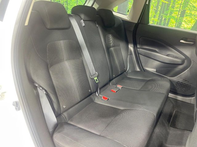 後部座席も気になるようなキズ・汚れやへたり等、大きなダメージはなく、良好な状態です。