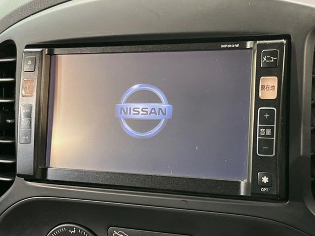 【純正ナビ】人気の純正ナビを装備しております。ナビの使いやすさはもちろん、オーディオ機能も充実!キャンプや旅行はもちろん、通勤や買い物など普段のドライブも楽しくなるはず♪